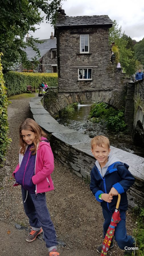 בית פיצי מעל נחל בעיירה Ambelside  